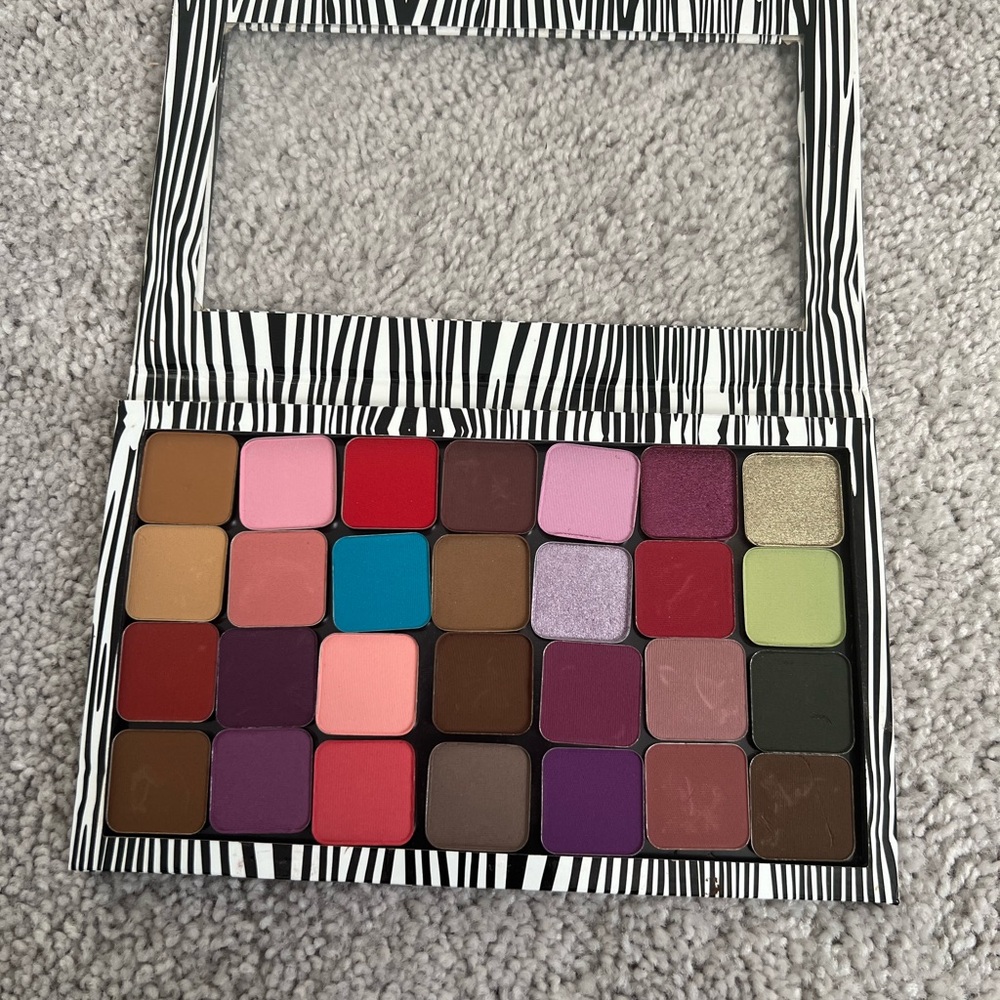 Makeup geek eyeshadow palette